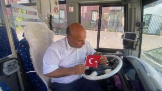 Niğdede otobüs şoföründen Türk bayrağı hassasiyeti