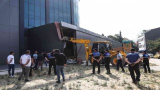 Nilüferde iş merkezine ait kaçak bölümler yıkıldı