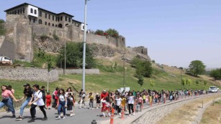 Öğrenciler “En Temiz Diyarbakır” için sur diplerini temizledi