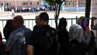 Öğrenciler içerde veliler dışarda ter döktü