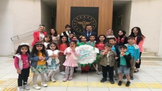 Öğrenciler maskelerden çiçek yaptı