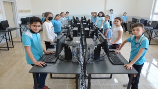Öğrencilere karne hediyesi: 33 bilgisayar laboratuvarı