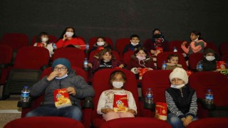 Öğrencilere karne hediyesi “sinema”