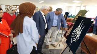 Öğrencilerin hat sergisine yoğun ilgi