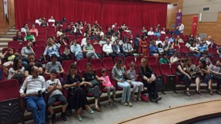 Öğrencilerin İngilizce tiyatrosu velileri mest etti