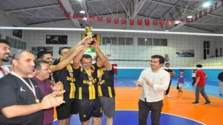 Öğretmenler arası voleybol turnuvasında kupa sahibini buldu