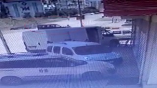 Ölen moto kuryenin kaza anı güvenlik kamerasında