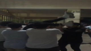Omuzlarına alıp havaya fırlattıkları asker adayını yere düşürdüler