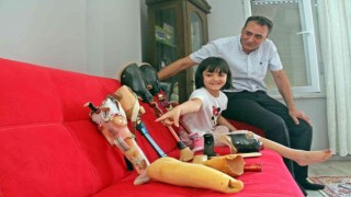 Onun oyuncakları protez bacakları