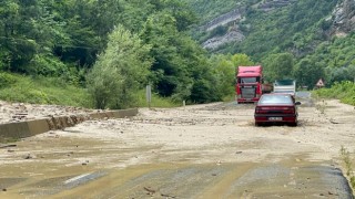 Ormandan gelen su karayolunu taş ve çamur içerisinde bıraktı