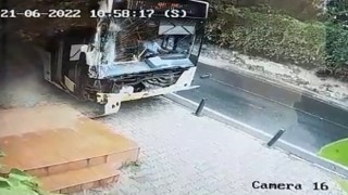 Ortaköyde içinde yolcuların bulunduğu İETT otobüsü kaldırıma çıktı: Faciadan dönüldü