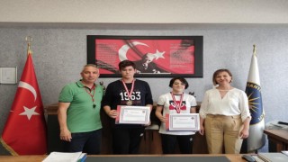 Ortaokul öğrencilerinden yüzme başarısı