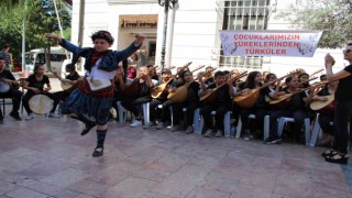 Ortaokul öğrencilerinin mini konseri sokağı şenlendirdi
