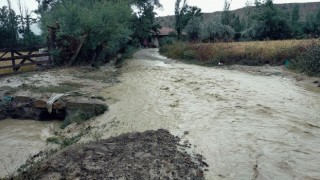 Osmancıkta dere yatağı taştı, 5 ev tedbir amaçlı boşaltıldı