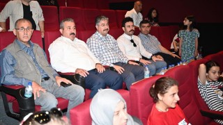 Osmaniye Valisi Erdinç Yılmaz, şehit yakınları, öğrence ve velilerle film izledi