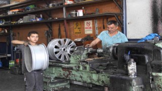 Oto sanayi esnafı hem usta hem çırak