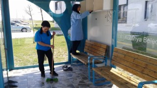 Otobüs duraklarında temizlik çalışması