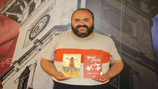 Otobüste iki kitap yazdı