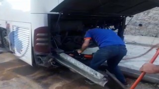 Otobüsün önünden giren bariyer arkasından çıktı