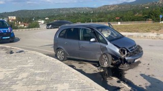 Otomobil bariyerlere çarptı, yabancı uyruklu 2 kişi yaralandı