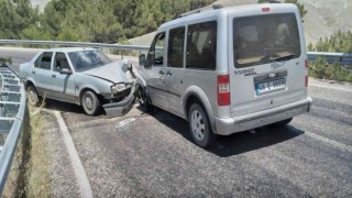 Otomobil ile hafif ticari araç kafa kafaya çarpıştı: 2 yaralı