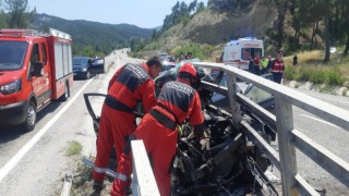 Otomobil köprüye ok gibi saplandı: 3 yaralı