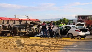 Otomobil traktör römorkuna çarptı: 1 ölü, 4 yaralı