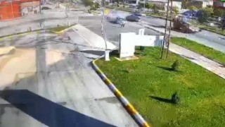 Otomobilin çarptığı vatandaş metrelerce fırladı
