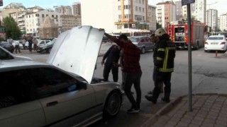 Otomobilin egzozundan çıkan dumanı yangın sandılar