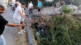 Otomobille çarpışan motosiklet kanala uçarken çalılara takıldı