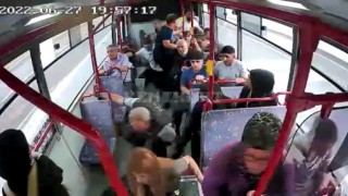 Otomobille çarpışan otobüsteki yolcuların panik anları kamerada