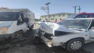 Otomobille kamyonet çarpıştı: 5 yaralı
