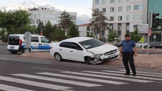 Otomobiller çarpıştı; 1 yaralı
