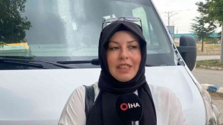 (ÖZEL) Servis aracına binen her çocuğa anne şefkati ile yaklaşıyor