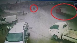 (Özel) Yağmur nedeniyle kayan tır karşı yönden gelen minibüse çarptı, o anlar güvenlik kamerasına yansıdı