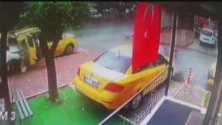 Park halindeki aracını temizlerken otomobilin çarptığı taksiciden acı haber geldi