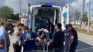 Park halindeki kamyona çarpan motosikletli yaralandı