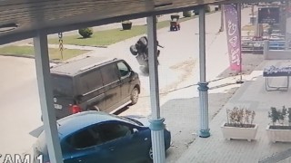 Park halindeki minibüse çarpan ATV takla attı, İngiliz turist yaralandı