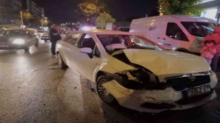 Park halindeki taksiye ve polis aracına çarpan sürücünün alkollü olduğu ortaya çıktı