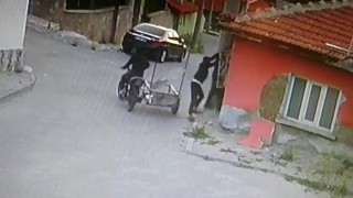 Pencerenin demir korkuluklarını çaldılar