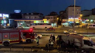 Pendikte yakıtı bittiği için emniyet şeridinde duran kamyonete otomobil çarptı: 4 yaralı