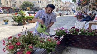Pendikte yaşlı kadınlar çiçekleri söke söke çaldılar