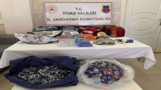 Piyasa değeri 78 bin TL olan kaçak oto aydınlatma parçaları ele geçirildi