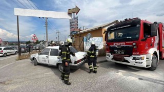 Plaka almaya giderken, otomobilin motoru yandı