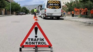 Polis ekipleri okul çevreleri ve servis araçlarını denetledi