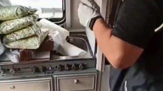 Polis ekiplerinin şok baskın yaptığı karavan, uyuşturucu deposu çıktı