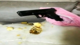 Polis oyuncak ayının ağırlığından şüphelendi, içinden silah çıktı