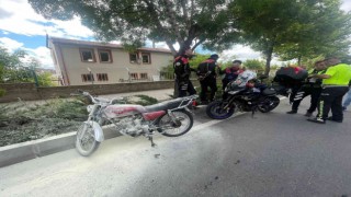 Polise yakalanan ehliyetsiz sürücü motosikletini yakmaya çalıştı
