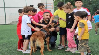 Polislerle çocuklar futbol maçı yaptı, kazanan dostluk oldu