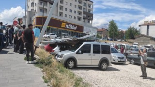 Reklam panoları araçların üzerine devrildi